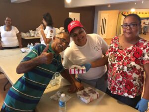 Entrega-de-almuerzo-en-Humacao