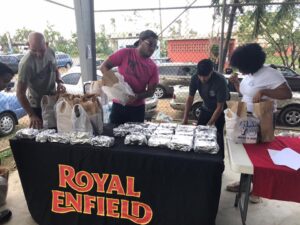 Entrega-de-almuerzos-Piñones