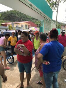 Miembros-de-la-comunidad-en-área-de-registro-Comerio